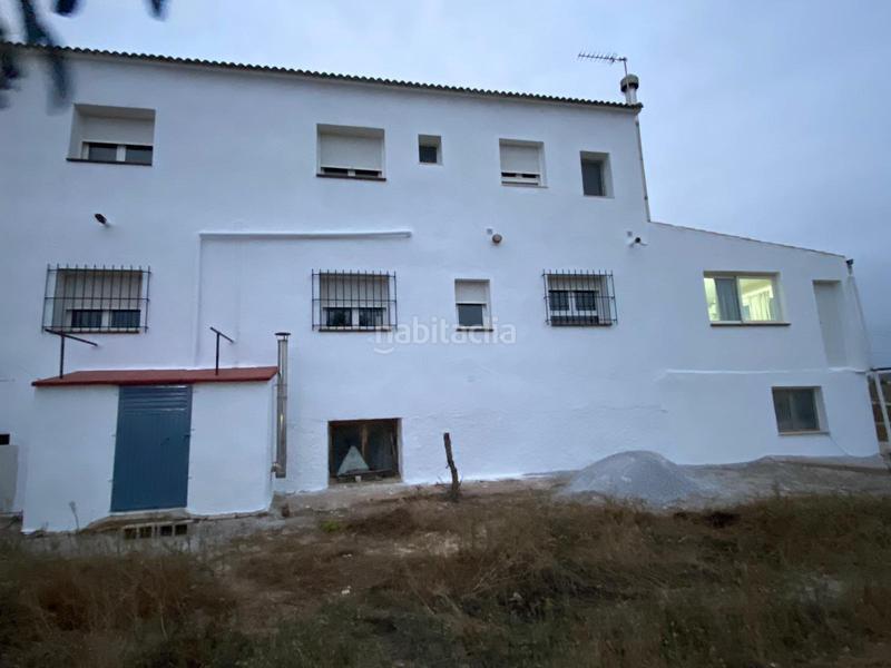 Foto e9f22586-3f96-4613-8b29-451dda132430. Masia amb aparcament a Alcóntar