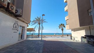 Pis  Avenida cabo de gata. Piso en almera zona zapillo de dos dormitorios, un bao, patio