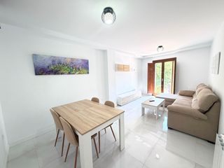 Location Appartement à San Ildefonso. Bonito piso de 4 habitaciones, 1 baño, 1 aseo en granada ciudad