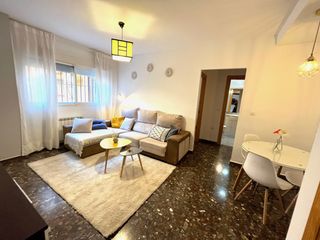 Piso en Casco Histórico. Vivienda amueblada, con 2 dormitorios, baño completo, cocina ind