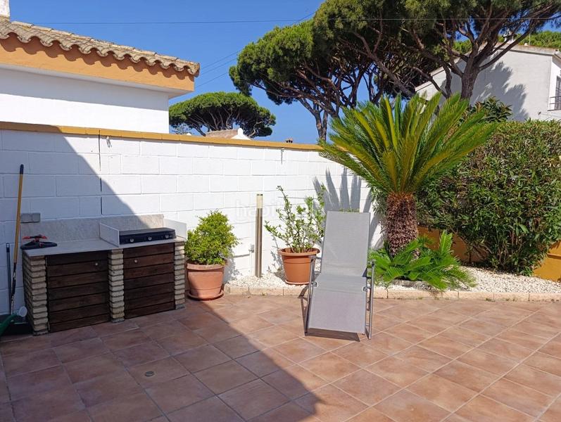 Foto 85354f3d-8bd7-4c37-a6b6-623a9fca2ab5. Chalet  zona 1era pista barrosa urbano 100 en Chiclana de la Frontera