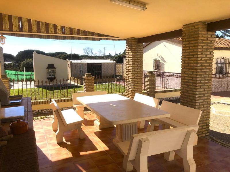 Foto dfdf9a22-a8de-45fd-8007-ca533e0cf34c. Chalet  con 2 viviendas, piscina y amplio garaje cerrado en Chiclana de la Frontera