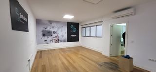 Rent Office space in Calle molina lario 13. Amplia oficina en el centro de málaga