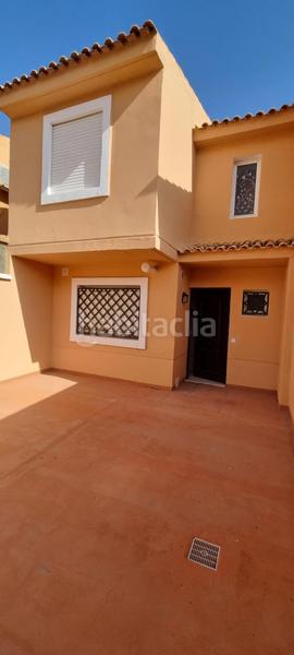 Foto 0a7a3518-ed45-4b92-a70d-0ec0a3e326cf. Reihenhaus mit parking in San García Algeciras