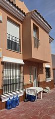 Casa adossada a Mondejar-Junquillos. Adosado en la linea 207000