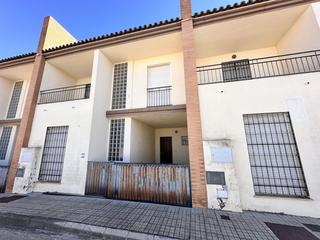 Chalet à Lebrija. Pareado en venta en huerta macenas, 4 dormitorios.