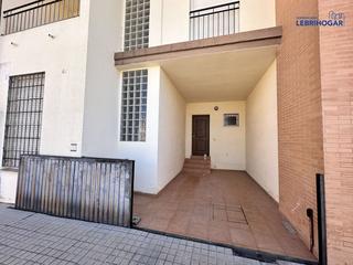 Chalet à Lebrija. Pareado en venta en huerta macenas, 4 dormitorios.