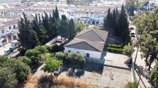 Maison à Lebrija. Casa en venta en avda. tomassetti, 5 dormitorios.