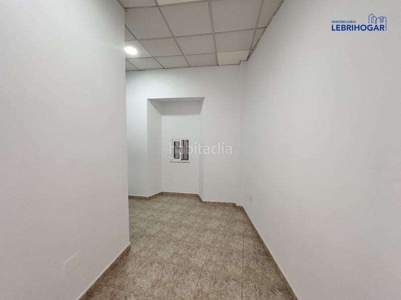 Foto bb2cb9c7-05e1-4cfb-adb7-77df3f92c856. Local comercial  a la calle en venta en fontanilla, 3 despachos. en Lebrija