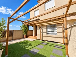Maison à Lebrija. Unifamiliar en venta en crta. los tollos, 4 dormitorios.