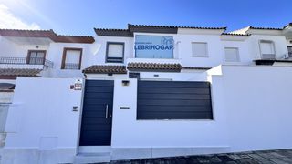 Maison jumelée à Lebrija. Casa adosada en venta en polideportivo, 4 dormitorios.