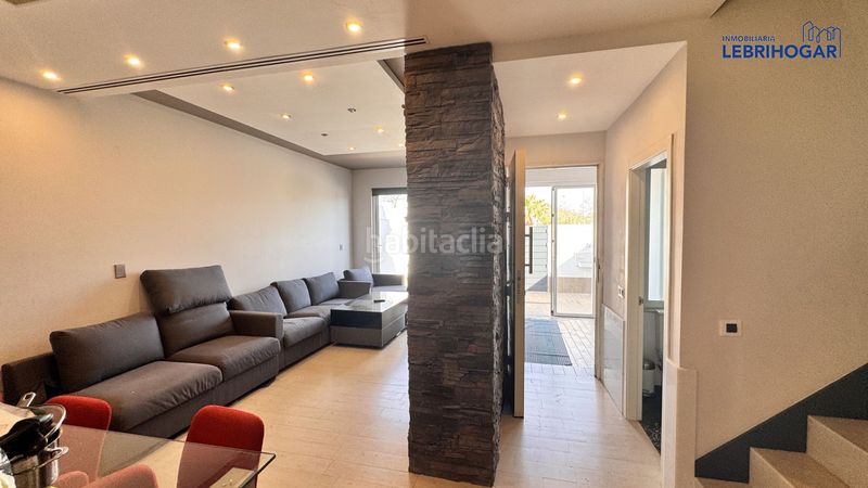 Foto 4a861d2b-e6e1-419b-8386-234d7f639e63. Casa adossada amb calefacció aparcament a Lebrija