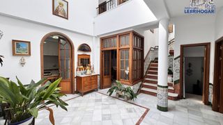 Casa in Lebrija. Casa en venta en centro, 5 dormitorios.
