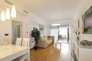 Pis a Playa de Granada. Piso seminuevo con terraza, en urb. con piscina