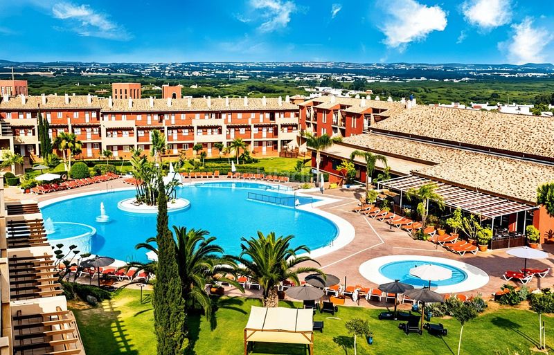 Foto b2d8439a-9ebc-4385-a0d2-fd2e547d3451. Casa adossada amb aparcament piscina a Novo Sancti Petri Chiclana de la Frontera