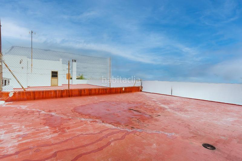Foto b447df87-4b40-4e90-91a4-b7a47542c593. Casa increible casa con garaje y azotea en La Banda - Campo de Fútbol Chiclana de la Frontera