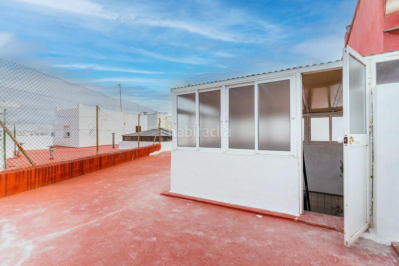 Foto e0754bfc-9731-456a-b2d8-3769e5b895c4. Casa increible casa con garaje y azotea en La Banda - Campo de Fútbol Chiclana de la Frontera