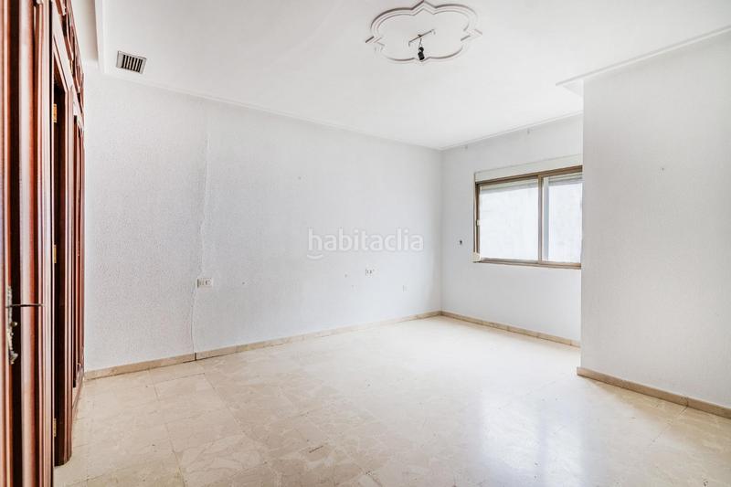 Foto ee55223d-e7f2-4044-8a33-12ab40e6e2df. Casa increible casa con garaje y azotea en La Banda - Campo de Fútbol Chiclana de la Frontera