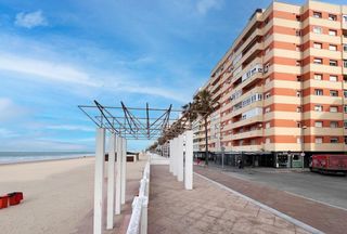 Local Comercial a Paseo Marítimo - San José - La Laguna. Local comercial en cádiz con muchas posibilidades
