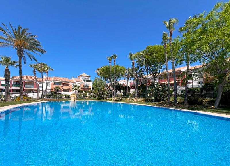 Foto 61ee6bbf-3dc0-4ef6-b005-10ef7e23da94. Apartament amb aparcament piscina a La Barrosa Chiclana de la Frontera