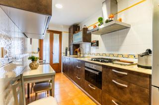 Piso en Núcleo urbano. Vivienda con ascensor y 4 dormitorios a 5 min del centro