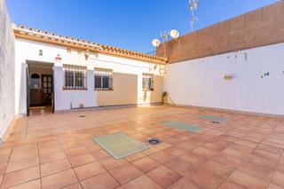 Casa en Núcleo urbano. Increible casa en el mayorazgo con amplio garaje y patio privado