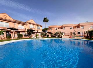 Casa a schiera in La Barrosa. Unifamiliar en urbanización con piscina