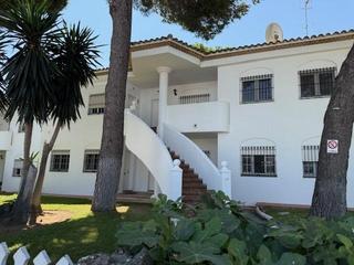 Apartament a La Barrosa. Apartamento en planta baja con jardin en la playa de la barrosa