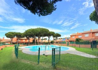 Reihenhaus in La Barrosa. Vivienda en planta baja en urbanización con piscina