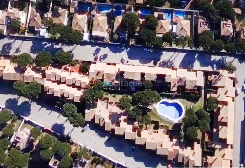 Foto ff4c04bd-dcb9-46de-b92a-fdd2de5cd054. Casa adossada amb piscina a La Barrosa Chiclana de la Frontera