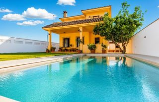Xalet a Núcleo urbano. Impresionante chalet en el campito con piscina