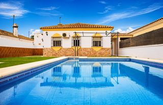 Xalet a Los Gallos. Increíble chalet con piscina en la zona de los gallos
