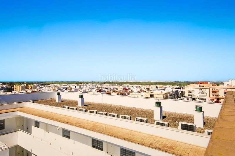 Foto cef83819-bf96-49f2-a9dc-18344fca7237. Pis amb aparcament piscina a La Banda - Campo de Fútbol Chiclana de la Frontera