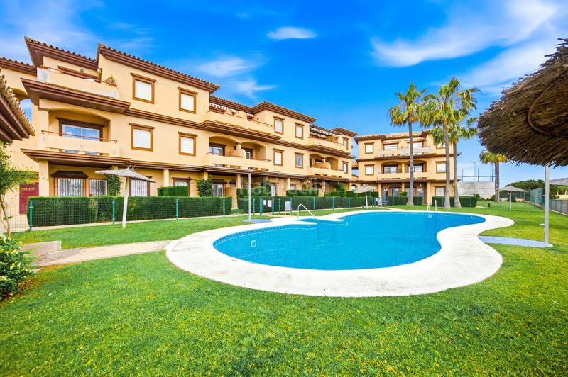 Foto 0fc398f4-cf29-47eb-8841-84a6497a8785. Apartament amb aparcament piscina a Novo Sancti Petri Chiclana de la Frontera