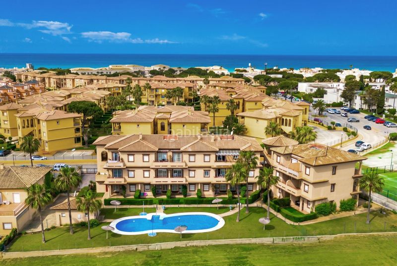Foto 26645884-9014-48a1-8c2d-7c3e545343ce. Apartament amb aparcament piscina a Novo Sancti Petri Chiclana de la Frontera