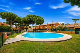 Reihenhaus in Sancti Pietri. Vivienda en planta baja en urbanizacion con piscina
