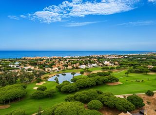 Apartamento en Novo Sancti Petri. Exclusivo apartamento en planta baja con jardín privado, vistas