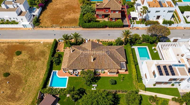 Foto 11f939f2-6349-4dd7-a073-156b6f70fe45. Xalet amb calefacció aparcament piscina a Novo Sancti Petri Chiclana de la Frontera