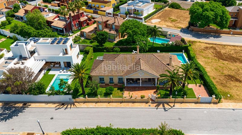 Foto f58bcda9-44b4-4665-92fe-1f286dc77b60. Xalet amb calefacció aparcament piscina a Novo Sancti Petri Chiclana de la Frontera