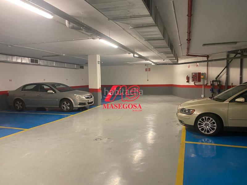 Foto efba86c8-bea9-477f-8b3f-aff193c27ab7. Parking coche garaje en venta en centro recogidas. en Granada