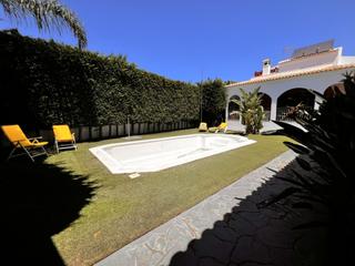 Casa en Ayamonte ciudad. Chalet diseo actual con jardin ,piscina y chiringuito ,a  slo