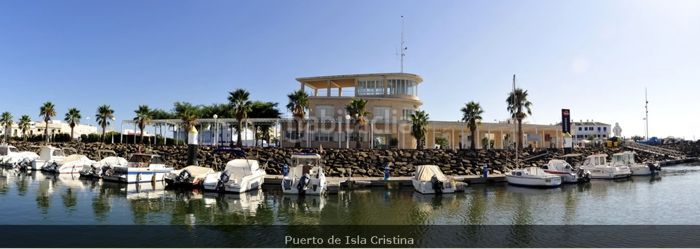 Foto 0d0e23e9-ecd0-46fd-9573-f79c2c1b5289. Casa adosada adosado en urbanización privada con terraza y piscina, a 200 metros de playa central en Isla Cristina
