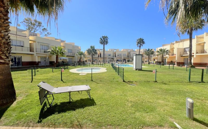 Foto 11c1931b-bfe2-486c-ac73-45f34b24435d. Casa adosada adosado en urbanización privada con terraza y piscina, a 200 metros de playa central en Isla Cristina