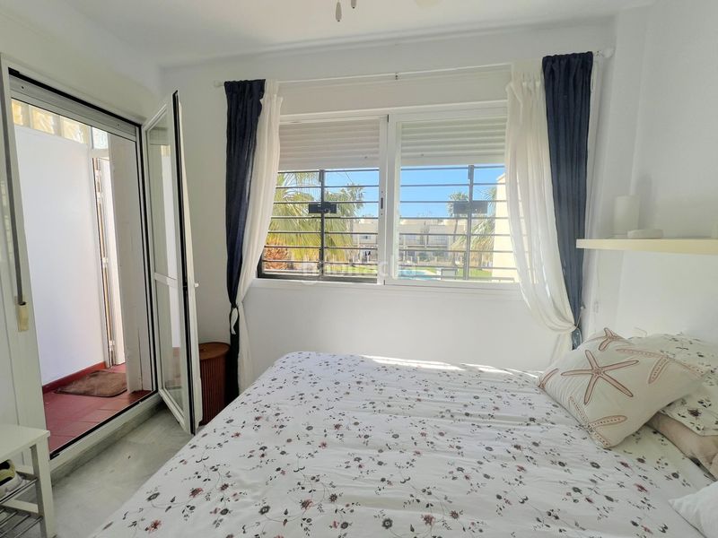 Foto 2521b22e-532b-4bee-85a9-498b7aa25f52. Casa adosada adosado en urbanización privada con terraza y piscina, a 200 metros de playa central en Isla Cristina