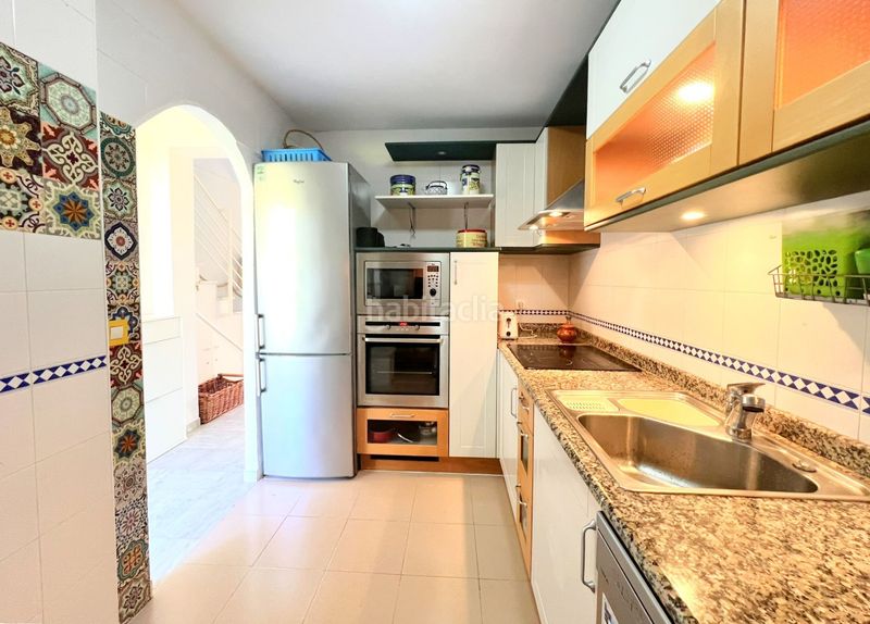 Foto 35c1a319-e113-41e0-a06a-74dee775cf95. Casa adosada adosado en urbanización privada con terraza y piscina, a 200 metros de playa central en Isla Cristina