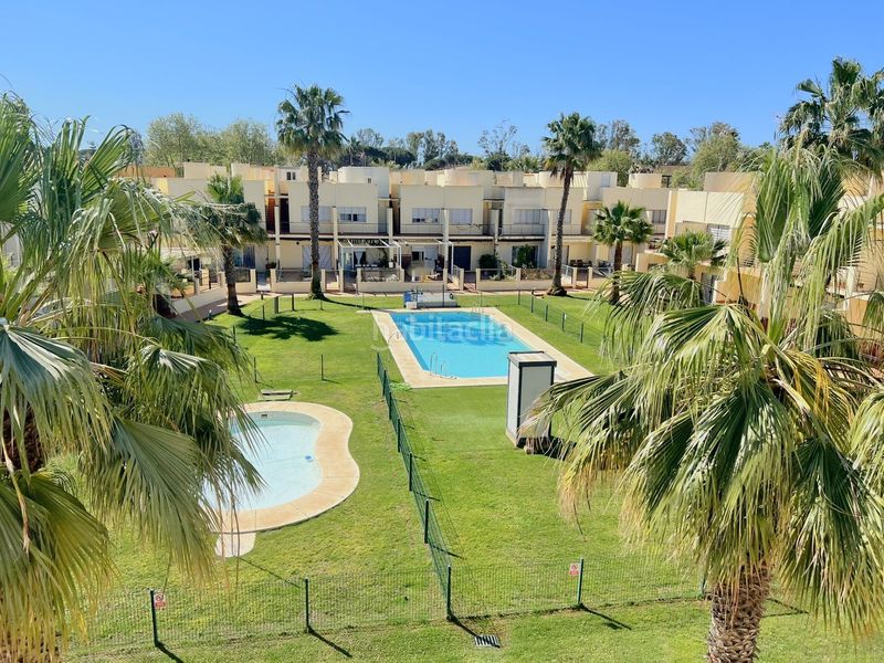 Foto 442345e9-d647-478e-ab2f-640f32f84a42. Casa adosada adosado en urbanización privada con terraza y piscina, a 200 metros de playa central en Isla Cristina