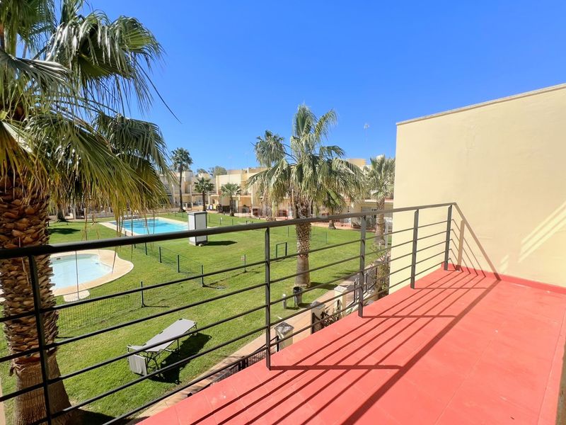 Foto 46bb9947-ba7f-4b8a-8cbe-9f93720e6ab2. Casa adosada adosado en urbanización privada con terraza y piscina, a 200 metros de playa central en Isla Cristina