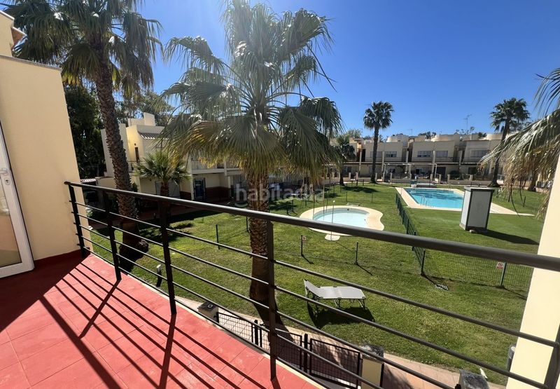 Foto 47deec5b-3dbf-4e5d-9fd9-da54a1fc3704. Casa adosada adosado en urbanización privada con terraza y piscina, a 200 metros de playa central en Isla Cristina