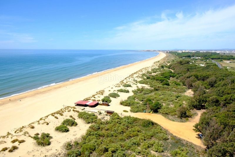 Foto 575a88f1-2bf4-494c-8eda-78207a7caf2f. Casa adosada adosado en urbanización privada con terraza y piscina, a 200 metros de playa central en Isla Cristina