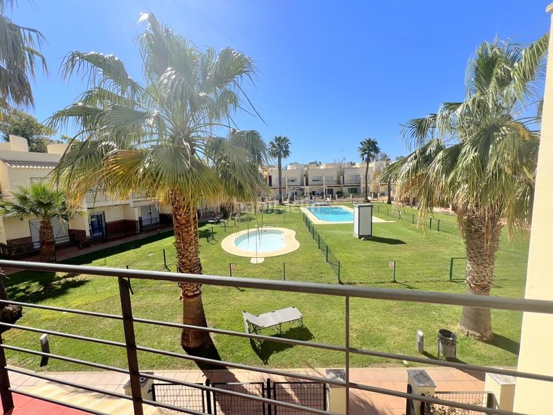 Foto 577c9e75-e6c9-470d-875c-26ade193b056. Casa adosada adosado en urbanización privada con terraza y piscina, a 200 metros de playa central en Isla Cristina